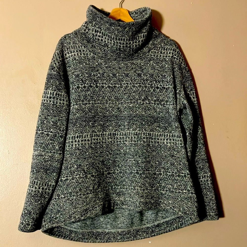Columbia sweatshirt with high collar and long back. xl. Stylist and comfortable